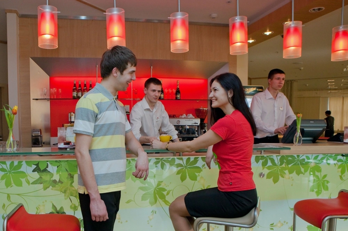 Imagen del bar/restaurante del Hotel Ibis Samara. Foto 3