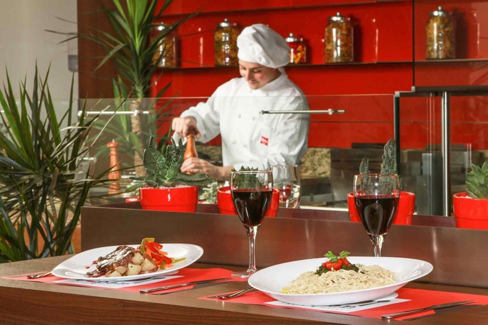 Imagen del bar/restaurante del Hotel Ibis Santiago Las Condes Manquehue. Foto 6