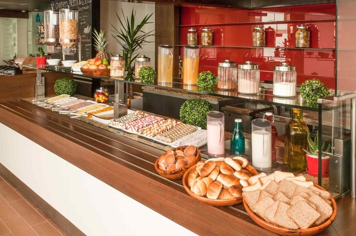 Imagen del bar/restaurante del Hotel Ibis Santiago Las Condes Manquehue. Foto 7