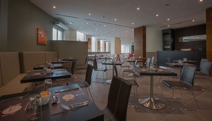 Imagen del bar/restaurante del Hotel Ibis Seef Manama. Foto 5