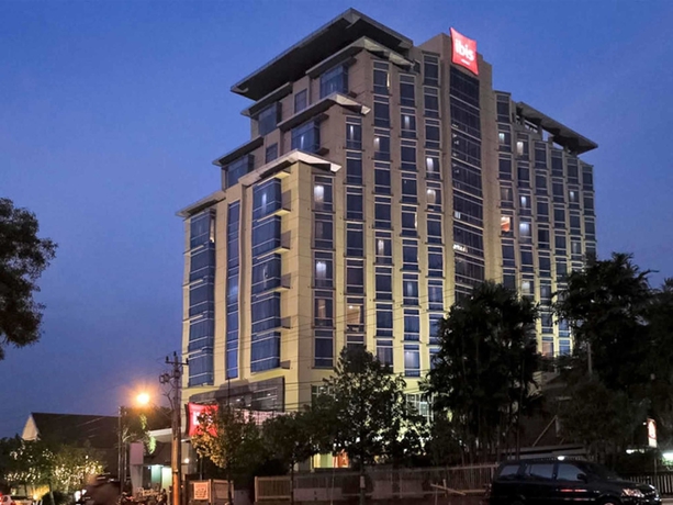 Imagen general del Hotel Ibis Semarang Simpang Lima. Foto 1
