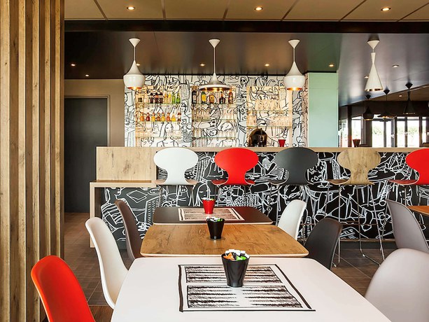 Imagen del bar/restaurante del Hotel Ibis Sens, Sens. Foto 4