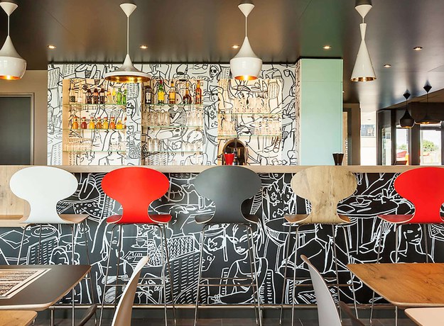 Imagen del bar/restaurante del Hotel Ibis Sens, Sens. Foto 13