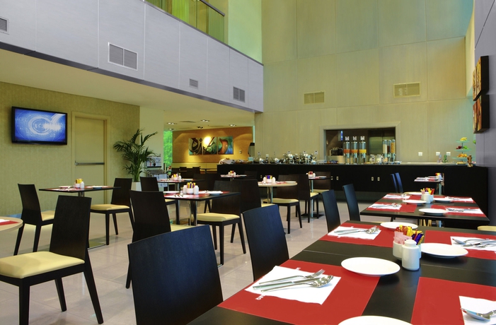 Imagen del bar/restaurante del Hotel Ibis Sharq Kuwait. Foto 4