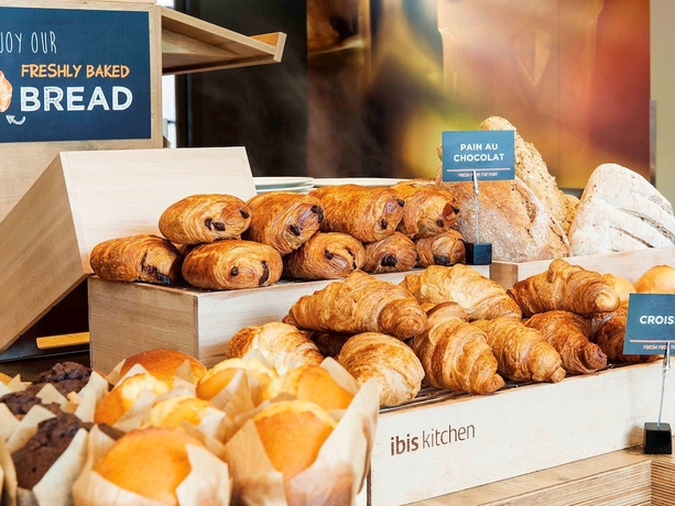 Imagen del bar/restaurante del Hotel Ibis Sion. Foto 3