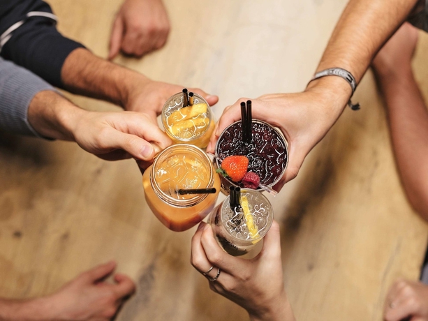 Imagen del bar/restaurante del Hotel Ibis Sion. Foto 5