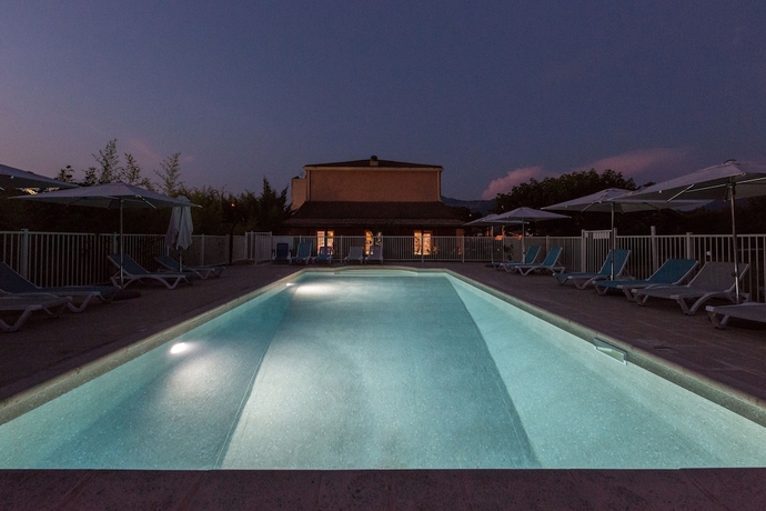 Imagen de la piscina del Hotel Ibis Sisteron. Foto 18