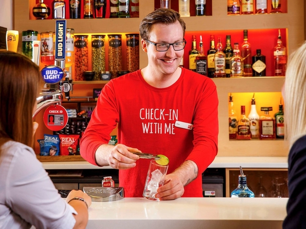 Imagen del bar/restaurante del Hotel Ibis Southampton Centre. Foto 9