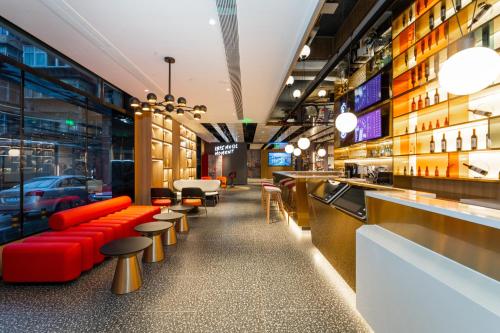 Imagen general del Hotel Ibis Styles - 260M from Guangji Street Subway Station. Foto 3