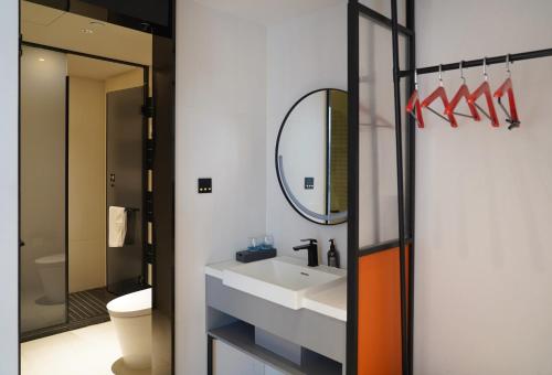 Imagen de la habitación del Hotel Ibis Styles - 260M from Guangji Street Subway Station. Foto 20