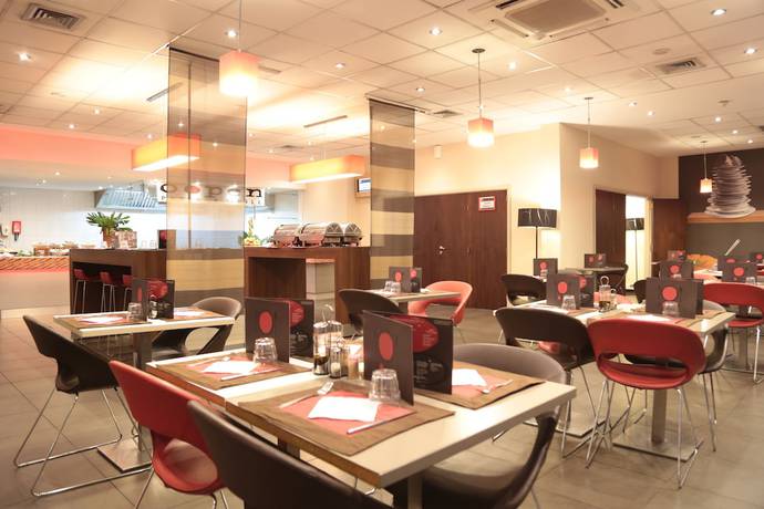 Imagen del bar/restaurante del Hotel Ibis Styles Abidjan Plateau. Foto 5