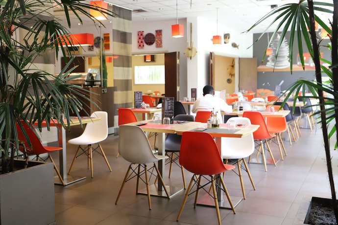 Imagen del bar/restaurante del Hotel Ibis Styles Abidjan Plateau. Foto 8