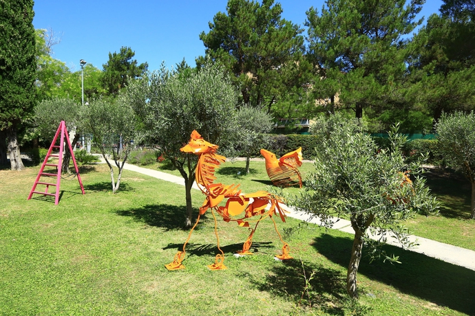 Imagen de los exteriores del Hotel Ibis Styles Aix en Provence Mas des Oliviers. Foto 13