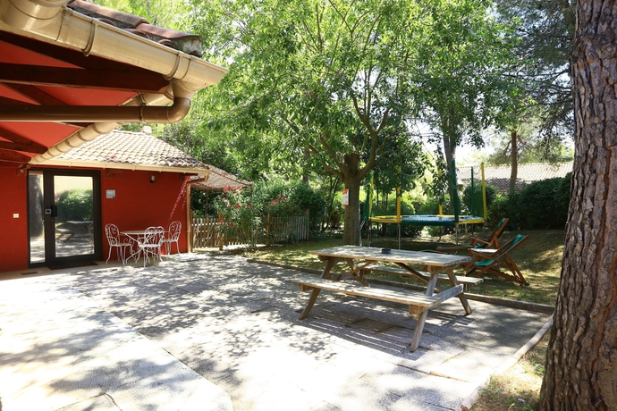 Imagen de los exteriores del Hotel Ibis Styles Aix en Provence Mas des Oliviers. Foto 14