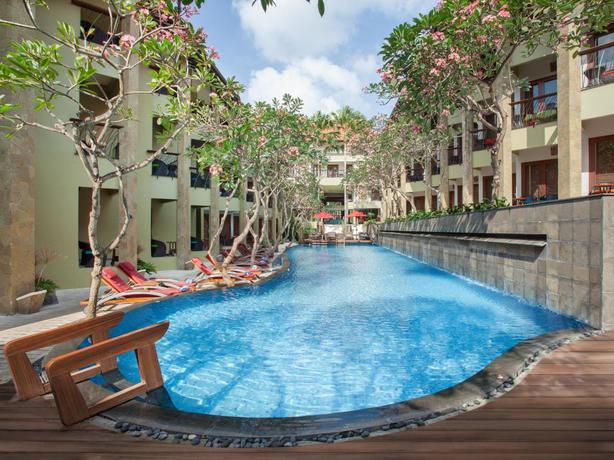 Imagen de la piscina del Hotel Ibis Styles Bali Legian. Foto 10