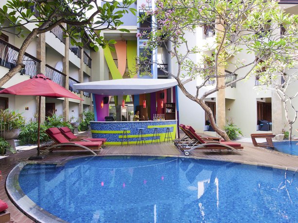 Imagen de la piscina del Hotel Ibis Styles Bali Legian. Foto 11