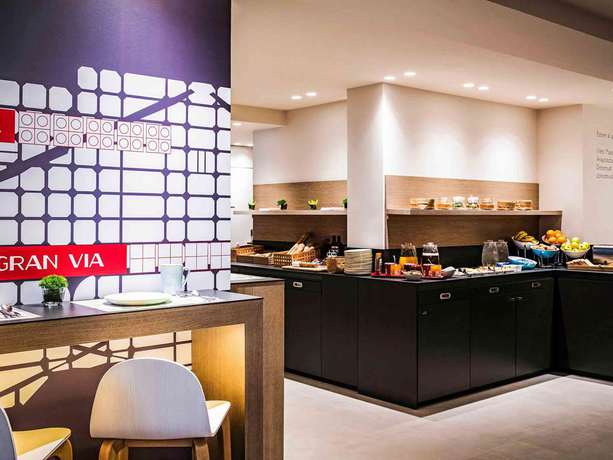 Imagen del bar/restaurante del Hotel Ibis Styles Barcelona Centre. Foto 2