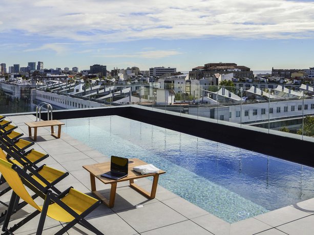 Imagen de la piscina del Hotel Ibis Styles Barcelona City Bogatell. Foto 18