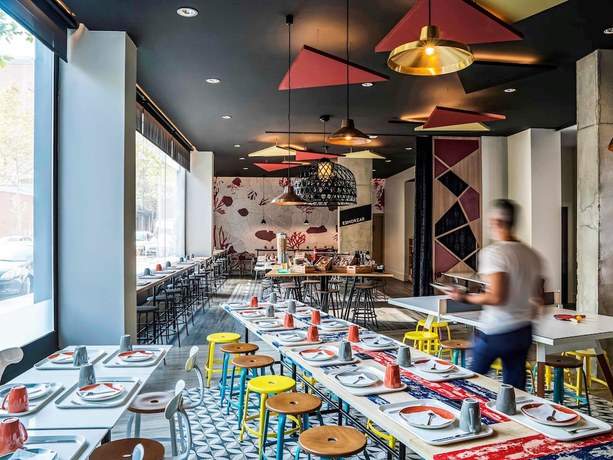 Imagen del bar/restaurante del Hotel Ibis Styles Barcelona City Bogatell. Foto 5