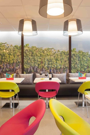 Imagen del bar/restaurante del Hotel Ibis Styles Bordeaux Saint M&eacute;dard. Foto 6