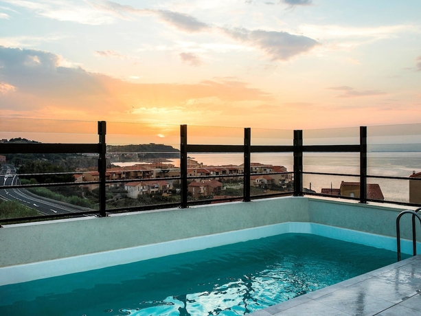 Imagen de la piscina del Hotel Ibis Styles Collioure Port Vendres. Foto 19