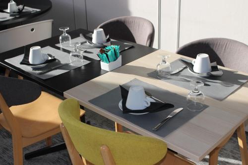 Imagen del bar/restaurante del Hotel Ibis Styles Crolles Grenoble A41. Foto 10