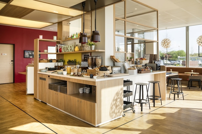 Imagen del bar/restaurante del Hotel Ibis Styles Guyancourt Versailles. Foto 7