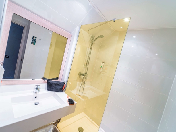 Imagen de la habitación del Hotel Ibis Styles Honfleur Centre Historique. Foto 14