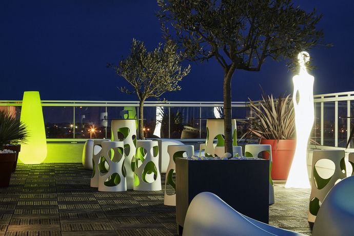 Imagen del bar/restaurante del Hotel Ibis Styles Hy&egrave;res Rooftop and Spa. Foto 4