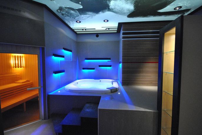 Imagen de la piscina del Hotel Ibis Styles Hy&egrave;res Rooftop and Spa. Foto 15
