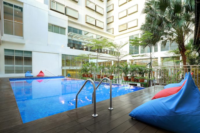 Imagen de la piscina del Hotel Ibis Styles Jakarta Gajah Mada. Foto 12