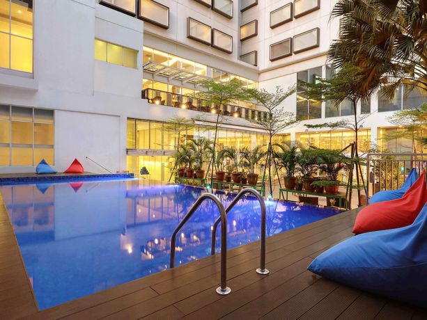 Imagen de la piscina del Hotel Ibis Styles Jakarta Gajah Mada. Foto 13