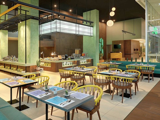 Imagen del bar/restaurante del Hotel Ibis Styles Jakarta Simatupang - Chse Certified. Foto 9