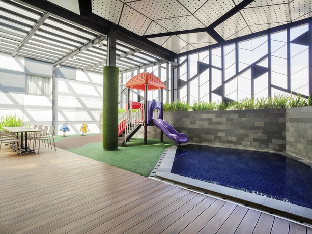 Imagen de la piscina del Hotel Ibis Styles Jakarta Sunter. Foto 19
