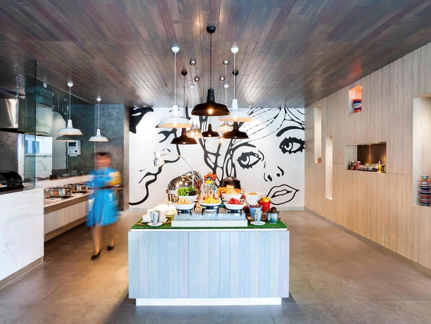 Imagen del bar/restaurante del Hotel Ibis Styles Jakarta Sunter. Foto 5
