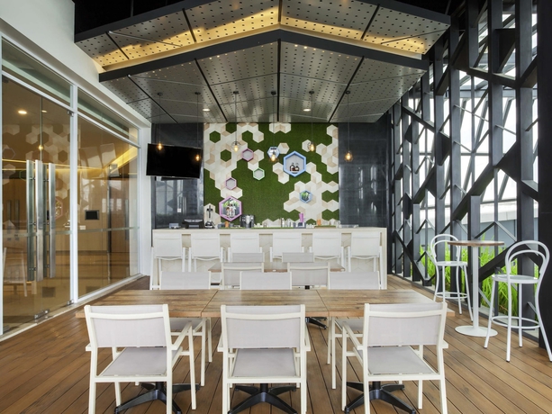 Imagen del bar/restaurante del Hotel Ibis Styles Jakarta Sunter. Foto 7