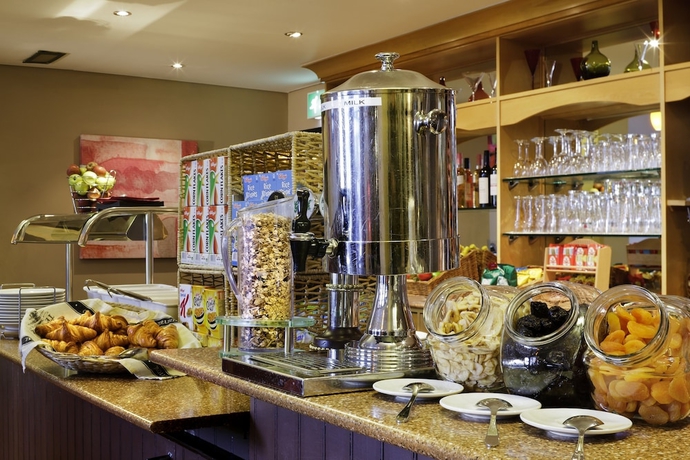 Imagen del bar/restaurante del Hotel Ibis Styles London Gatwick Airport. Foto 4