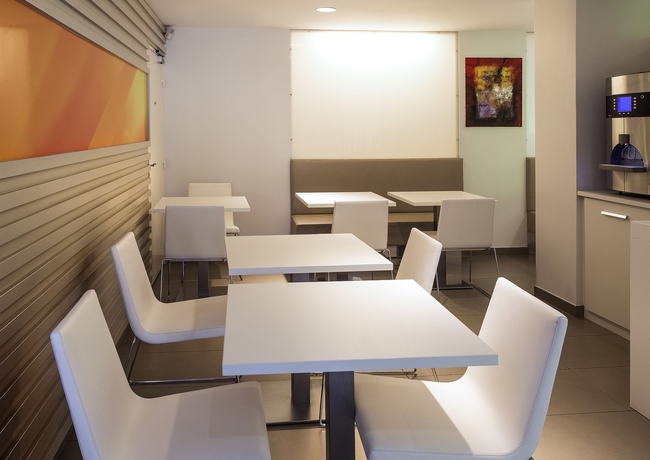 Imagen del bar/restaurante del Hotel Ibis Styles Menton Centre. Foto 3