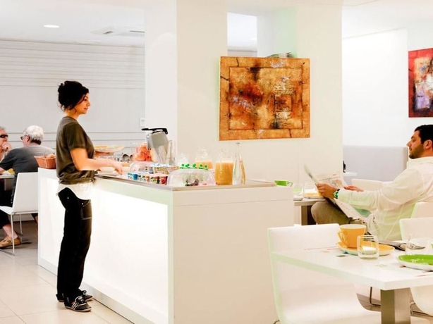 Imagen del bar/restaurante del Hotel Ibis Styles Menton Centre. Foto 4