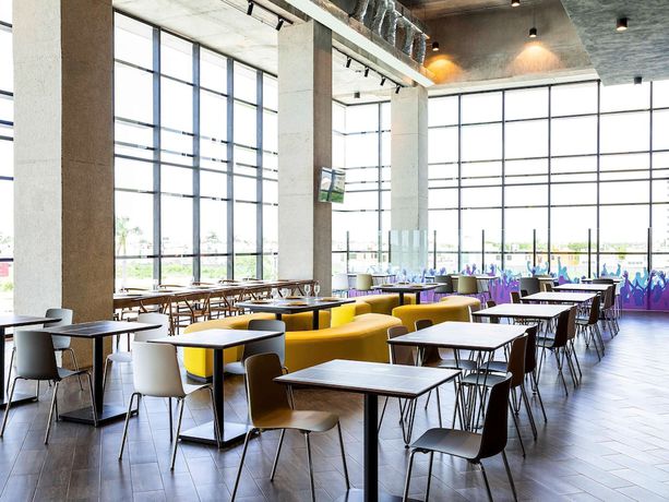 Imagen del bar/restaurante del Hotel Ibis Styles Merida Galerias. Foto 2