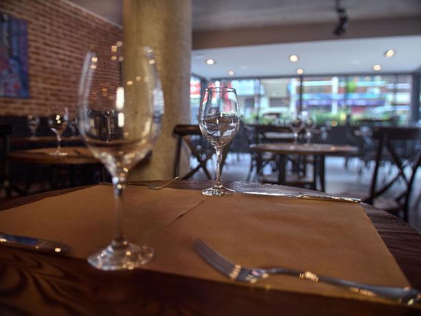 Imagen del bar/restaurante del Hotel Ibis Styles Montevideo Biarritz. Foto 2