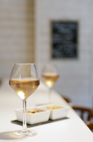 Imagen del bar/restaurante del Hotel Ibis Styles Nice Cap 3000 Aeroport. Foto 5