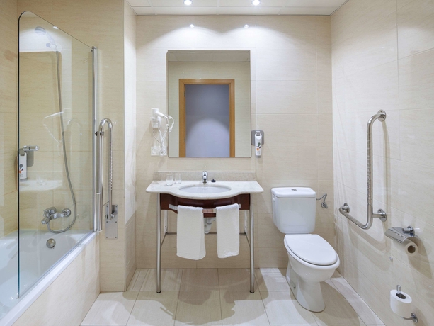 Imagen de la habitación del Hotel Ibis Styles Pamplona Noain. Foto 13