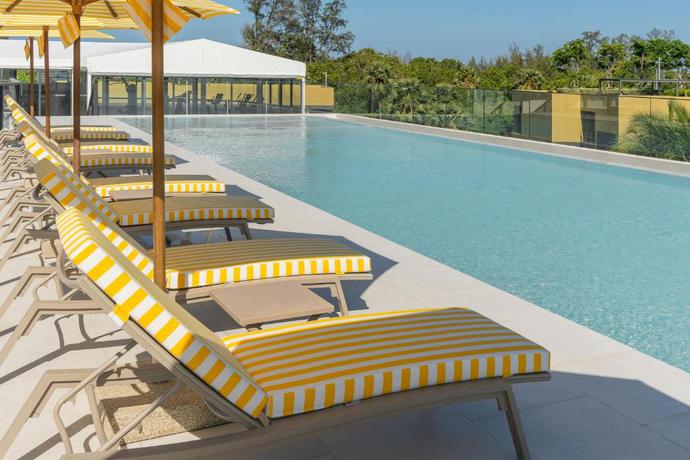 Imagen de la piscina del Hotel Ibis Styles Phuket Bangtao. Foto 9