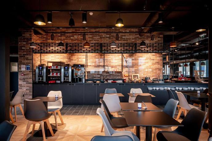 Imagen del bar/restaurante del Hotel Ibis Styles Valenciennes Petite Foret. Foto 2