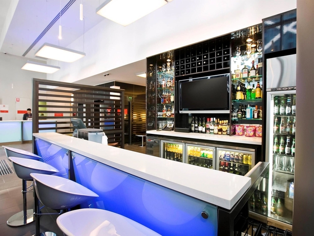Imagen del bar/restaurante del Hotel Ibis Sydney Barangaroo. Foto 5