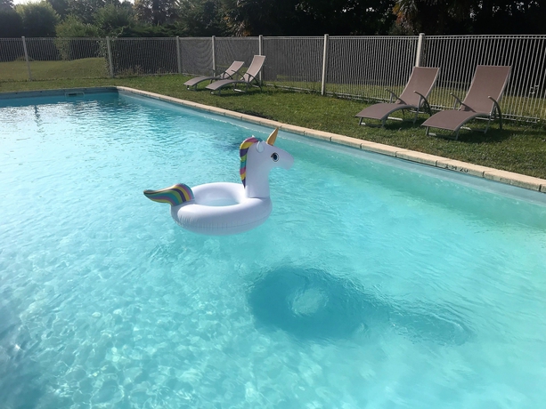 Imagen de la piscina del Hotel Ibis Tarbes Odos. Foto 19
