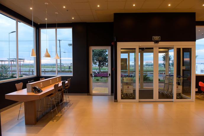 Imagen de los interiores del Hotel Ibis Tatu&iacute;. Foto 15