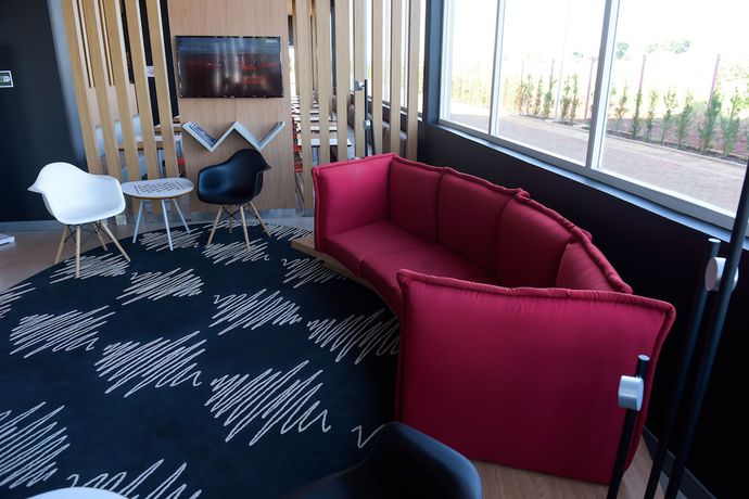 Imagen de los interiores del Hotel Ibis Tatu&iacute;. Foto 16