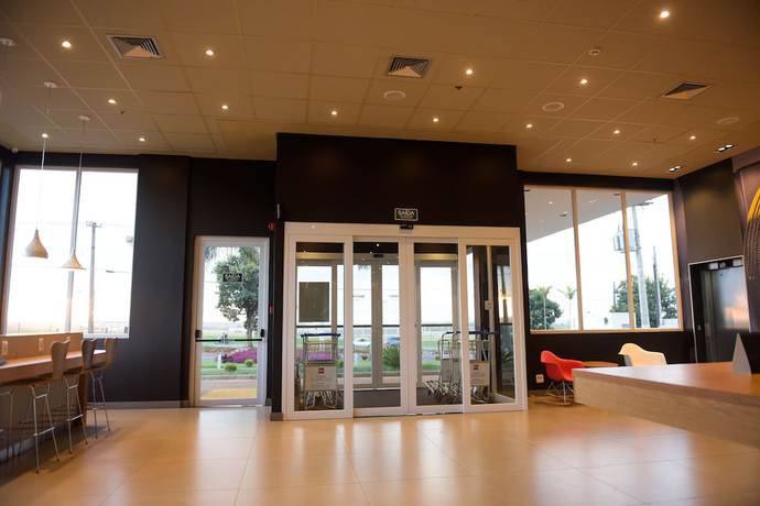 Imagen de los interiores del Hotel Ibis Tatu&iacute;. Foto 19